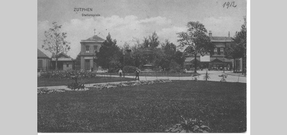 Het groene Stationsplein in 1912